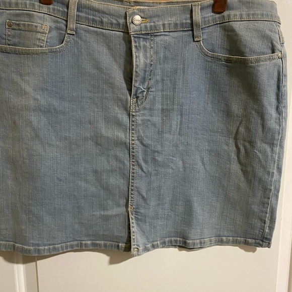 Plus size denim mini skirt - Picture 2 of 4